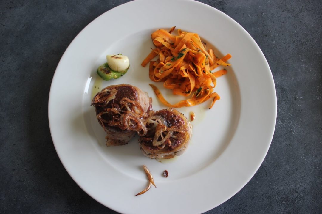 Fleisch: Schweinefilet im Speckmantel mit Karotten, Schalotten